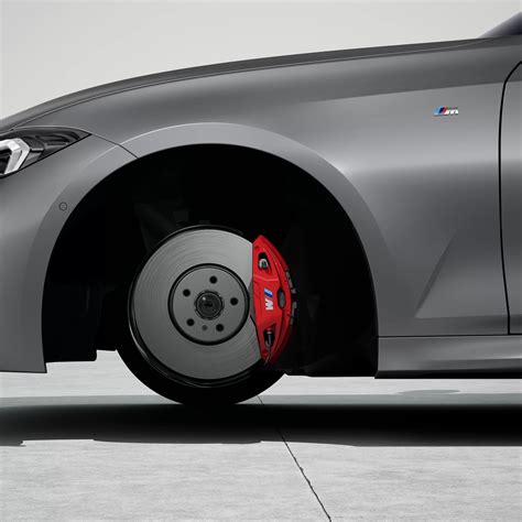 Ruota anteriore di una BMW Serie 3 con pinza freno M Sport