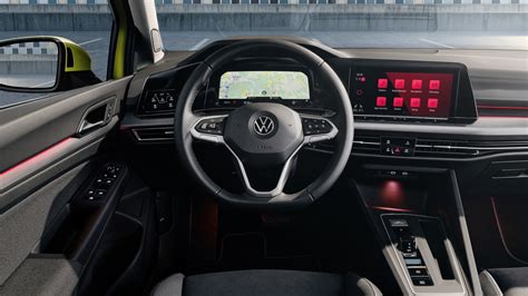 Interni moderni di una Volkswagen Golf GTI VIII con display digitale