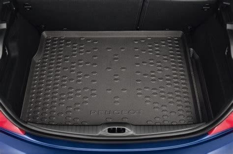 vista dall'alto del bagagliaio di una Peugeot 107 con una vasca baule