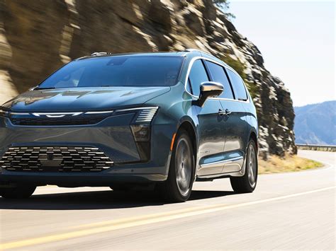 Chrysler Pacifica 2027 esterno