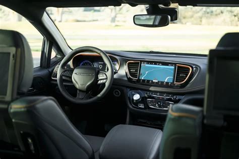 Interni Chrysler Pacifica 2027 con FamCAM