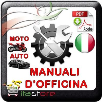 Toyota Yaris in officina con un tecnico che consulta un manuale digitale