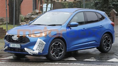Ford Kuga in carica con spia di stato