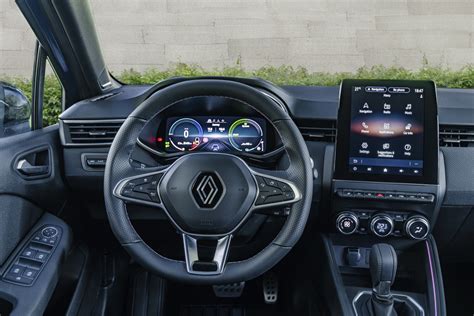 Interno di una Renault Clio con un grande schermo multimediale centrale