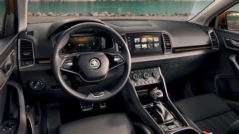 Škoda Karoq interno con cestino portaoggetti installato