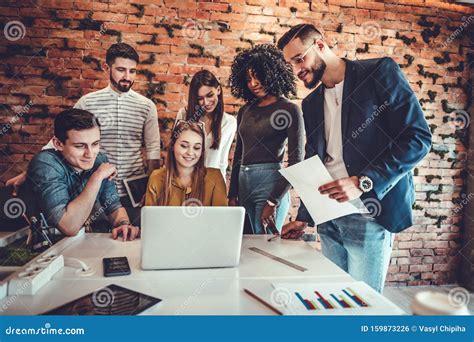 Studio professionale moderno con persone che collaborano