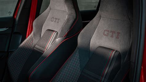 Volkswagen Golf GTI interni con sedili tartan