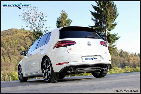 Volkswagen Golf GTI posteriore con scarichi