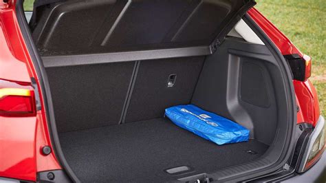 Hyundai Kona con bagagliaio aperto