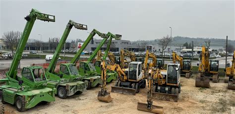 Veicoli industriali e macchine operatrici al lavoro