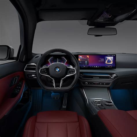 Interno di una BMW Serie 3 con plancia digitale