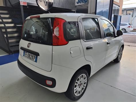 Interno di una Fiat Panda con freccia verso il sedile del passeggero