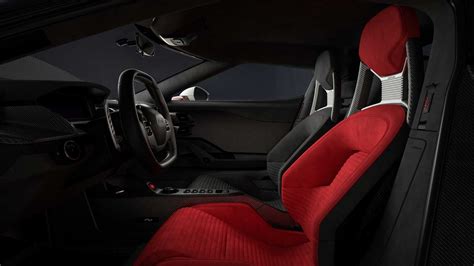 Interni di un'auto sportiva con sedili in fibra di carbonio