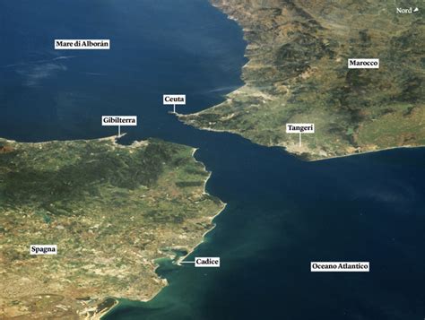 Panoramica dello Stretto di Gibilterra con vista sulla costa marocchina in lontananza