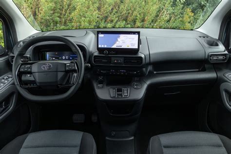 Interno di un Toyota Proace City Verso con sedili configurati per il trasporto passeggeri