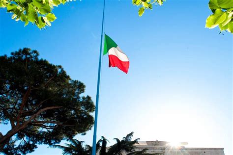 Bandiera italiana a mezz'asta in ricordo dei caduti