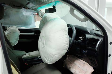 Airbag dispiegato in un'auto