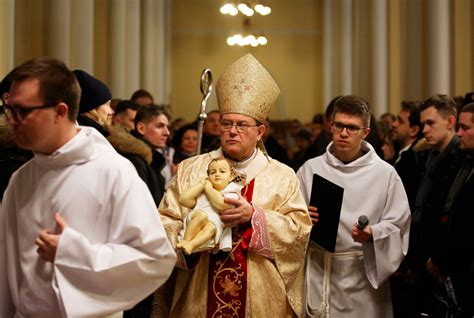Famiglia che partecipa a una celebrazione religiosa