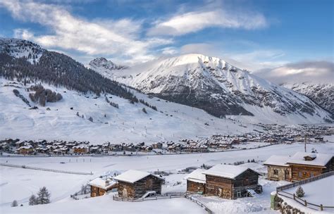 Panorama di Livigno con montagne innevate