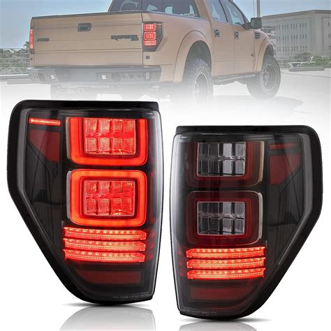 Fari posteriori a LED di Skoda con luci di posizione e stop accese