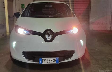 Confronto visivo tra fari posteriori Skoda con luci di posizione e stop attive