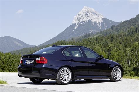 BMW Serie 3 E90 in movimento su strada