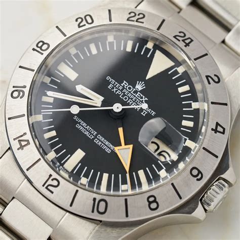 Iconico Rolex Explorer con quadrante nero e indici luminosi