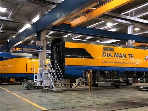Treno in officina per manutenzione