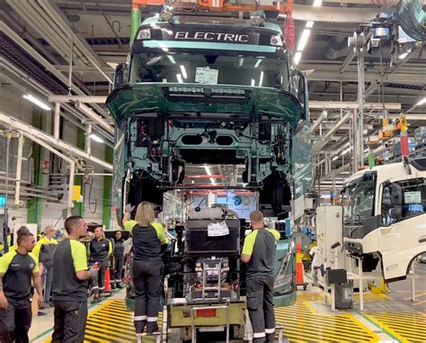 Tecnici Volvo Trucks che lavorano su veicoli elettrici