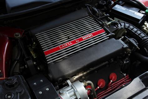 Dettaglio di un motore Lancia Thema 8.32