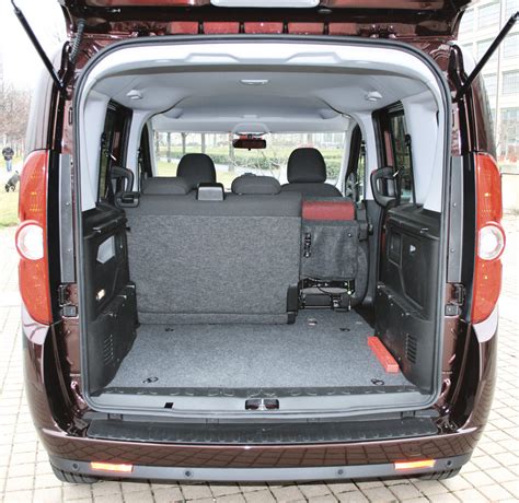 Interno di un Fiat Doblò Cargo con sedili posteriori abbassati