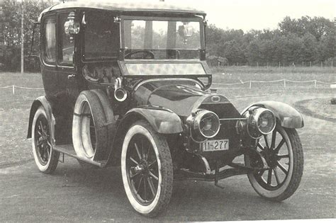 Carrozzeria di una delle prime automobili, con elementi che richiamano le carrozze