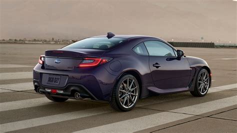 Subaru BRZ in un parcheggio con altre auto sportive