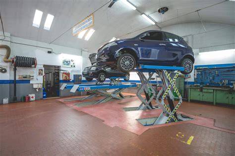 Officina meccanica con auto sollevate