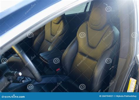 Interno di un'auto con sedili moderni