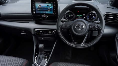 Dashboard Toyota Yaris Hybrid con display dei consumi