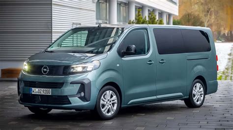 Opel Zafira in un paesaggio autostradale