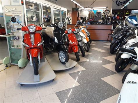 Concessionario Piaggio con moto in esposizione