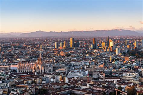 vista panoramica di Milano con skyline