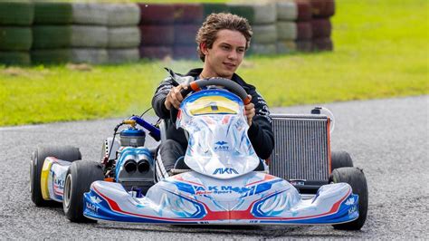 giovane pilota di kart