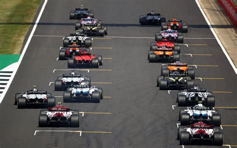 monoposto di Formula 1 in partenza