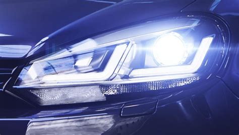 Immagine di una Volvo V60 con fari accesi di notte
