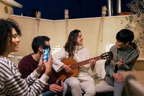 Foto di un evento Hi-Fi con persone che ascoltano musica