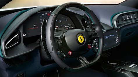 Interno di una Volvo C30 con volante e comandi