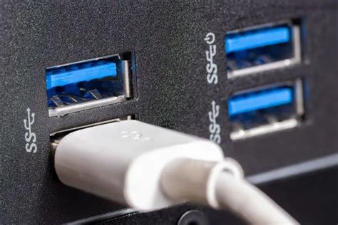 Primo piano di una porta USB in un'auto