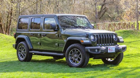Jeep Wrangler Unlimited vista laterale in ambiente naturale