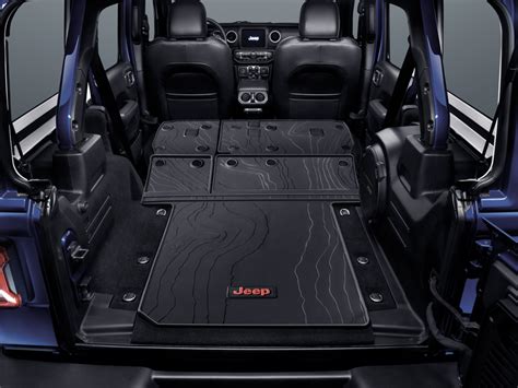 Vano bagagli della Jeep Wrangler Unlimited con sedili abbattuti