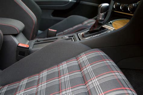 Volkswagen Golf GTI sedili tartan