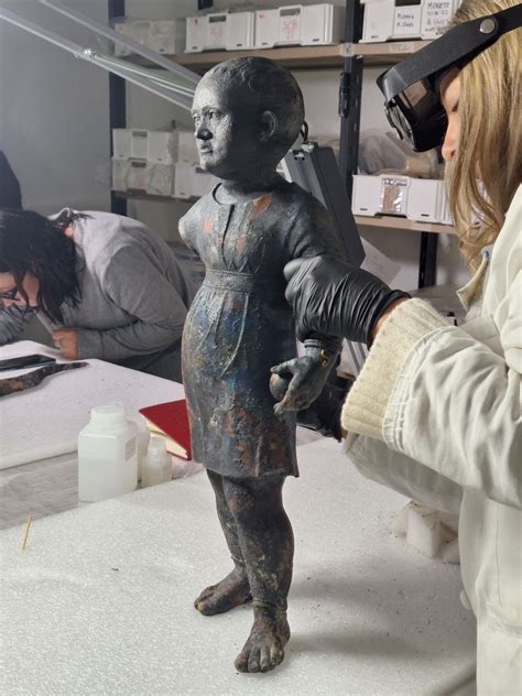 Un laboratorio di restauro di bambole