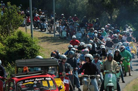 Gruppo di appassionati Subaru a un raduno